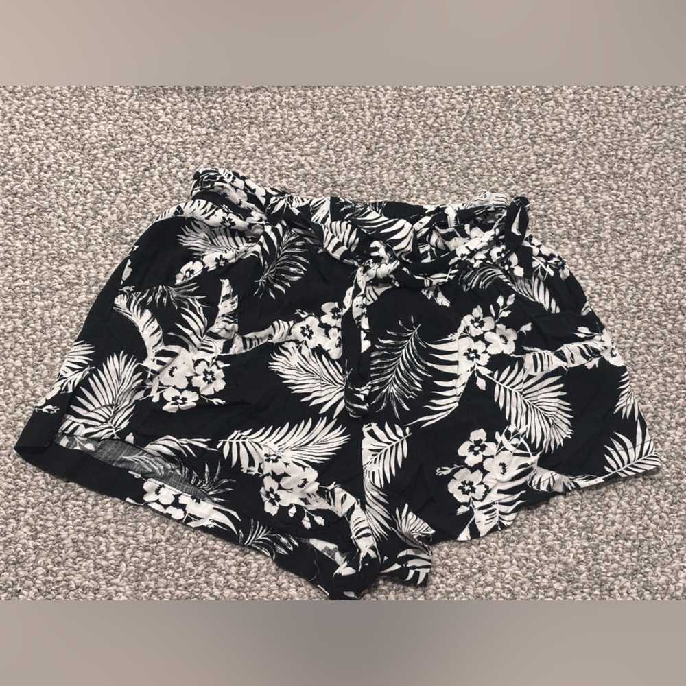 Francesca's Collections Black and White Tropical Print Shorts - Picture 5 of 11